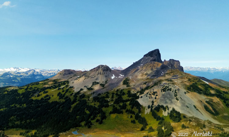 岩がれきを登る途中で逆を見ると Black Tusk が見えます。