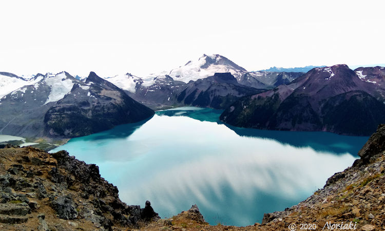 ガリバルディレイク Garibaldi Lake、ガルバルディ山 Mount Garibaldi と氷河が良く見える画像