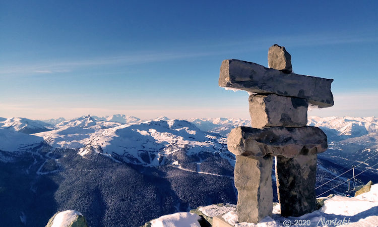 ブラッコム山セブンスヘブンにあるイヌクシュクから見えるウィスラー山