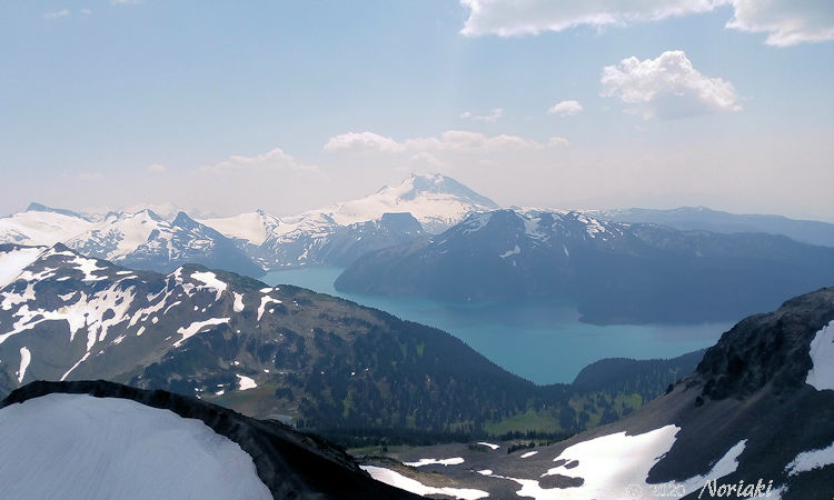 ブラックタスクから望むガルバルディレイク正面にガルバルディ山が見えます。