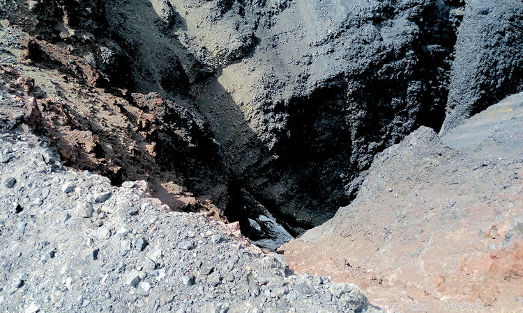 チムニー（ブラックタスクの先端部分の表現）の真下に下が見えない深い穴があります。浸食が激しくこれ以上身を出すとそのまま崩れ落ちそうで、思いっきり怖い画像