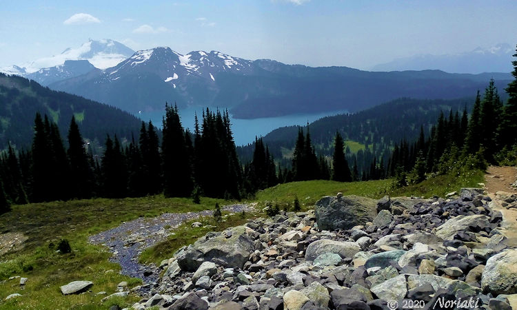 振り返るとガルバルディレイクが下に見え始めている画像