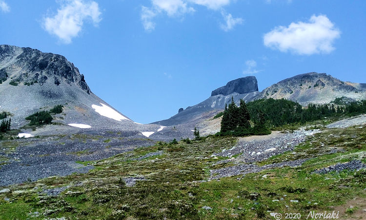 Black Tusk が画像の中央まだ遠くに見えている様子