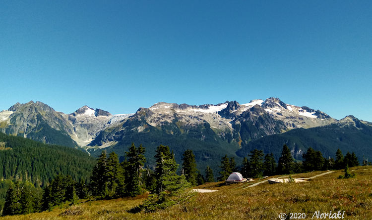 山々が見え、キャンプサイトはしっかり木でレベルされてる画像