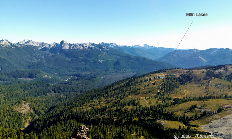 The Gargoyles ガーゴイルズ山頂から見えるエルフィンレイクと山々の画像
