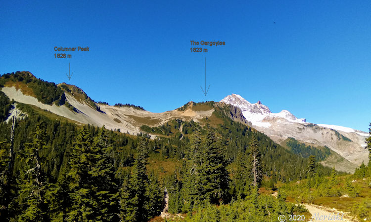 Elfin Lakes エルフィンレイクシェルター付近から見える The Gargoyles ガーゴイルズと Columnar Peak コルンナーピーク