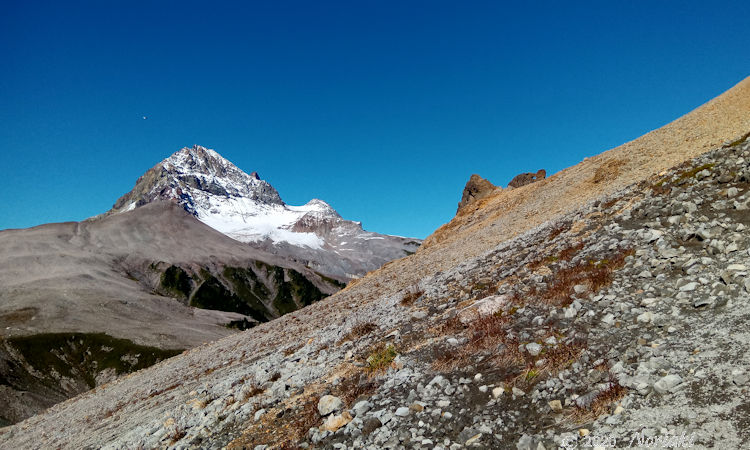 ダイアモンドヘッドを間近に見ながら登ります。