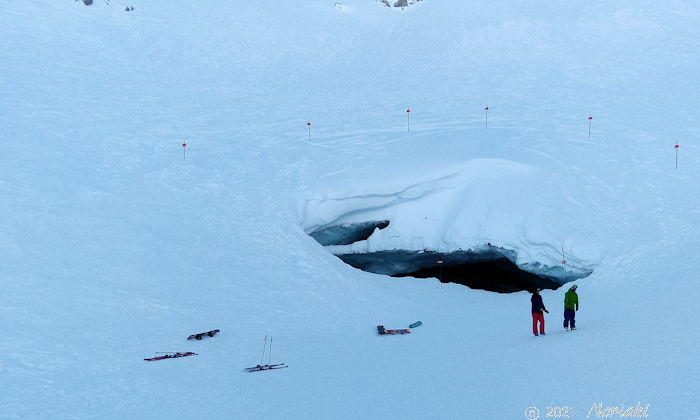 ブラッコムグレーシャー氷河洞窟の下から画像
