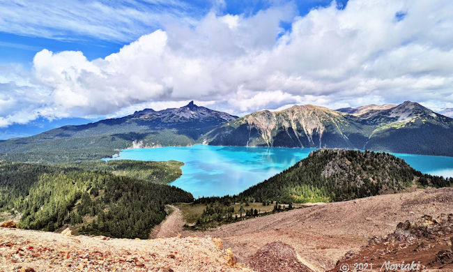 マウントプライス途中から見えるガルバルディレイクやブラックタスクの景色