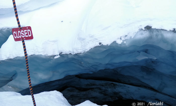 毎年氷河洞窟の入口には進入禁止の看板の画像