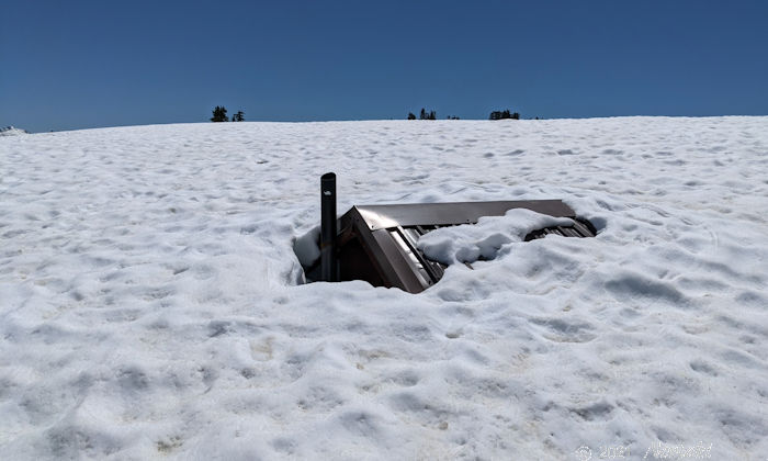 エルフィンレイクキャンプ場　お手洗いの屋根が見え始めた写真