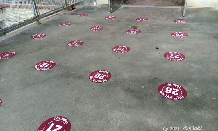 グラウス山のゴンドラ乗り場待機所の地面コンクリートに１番から30番までの番号ステッカーを張りつけた当初の様子