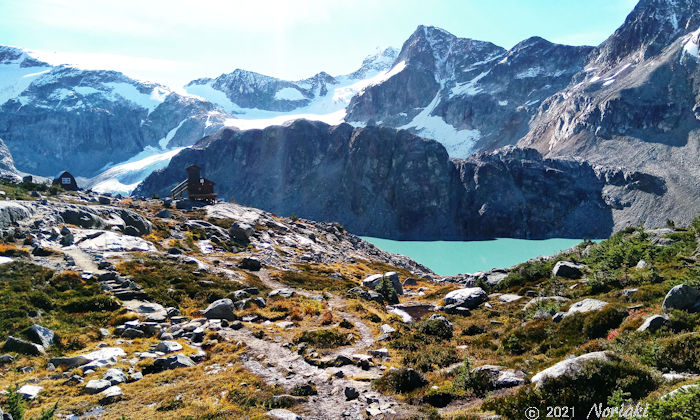 ウェッジマウントレイク Wedgemount Lake とウェッジマウントグレーシャーの景色 1