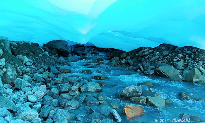 氷河の穴に入り水が流れている状況