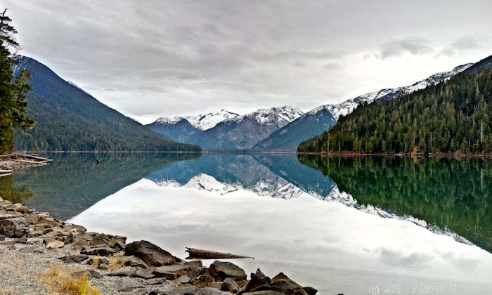 秋のチェカマスレイク Cheakamus Lake の景色