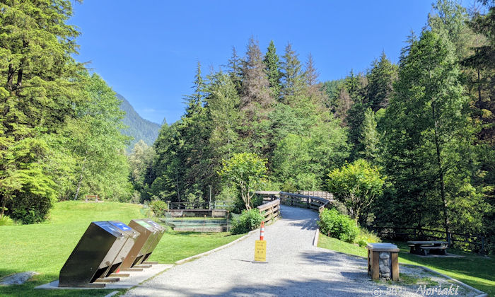 リーンクリーク Lynn Creek に架かる橋に向かう景色