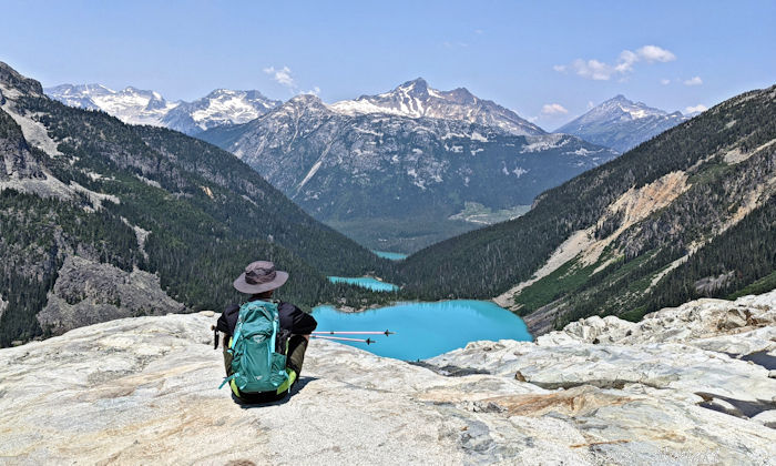 氷河近くからアッパー、ミドル、ロワージョフレレイクの3つの湖が見える景色