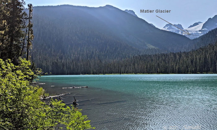 ロワージョフレレイクと奥にマティアー氷河も見える景色