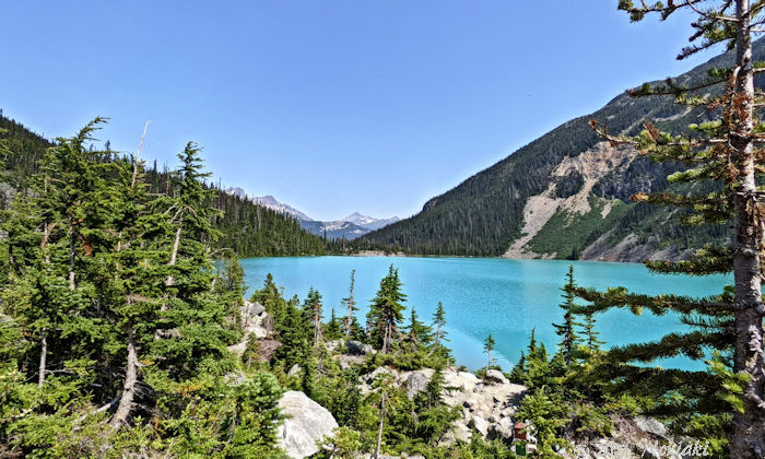 緊急ヘリ着陸場からアッパージョフレレイク入口方向の景色