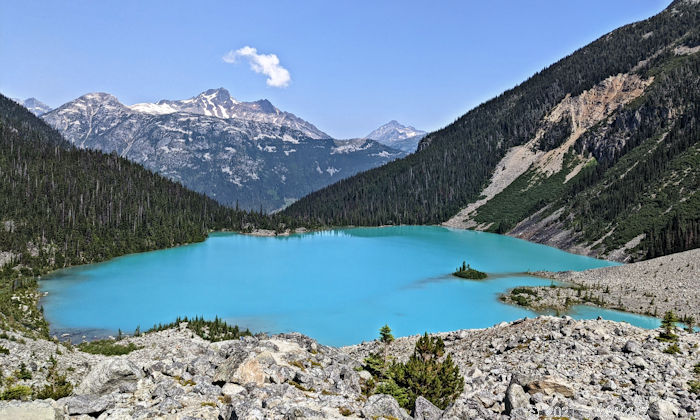 アッパージョフレレイクの色とカヨッシュ山 Cayoosh Mountain などの山々