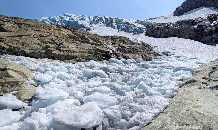 マティアー氷河の流れ出している景色