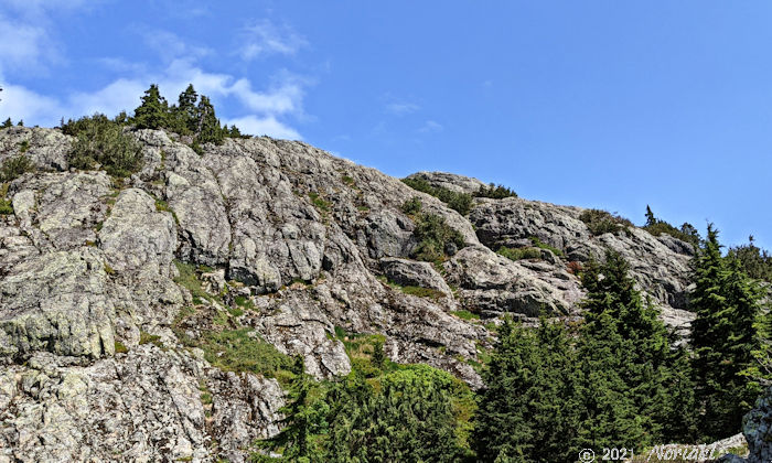 オールドマウントシーモアトレイルの目前の崖の景色