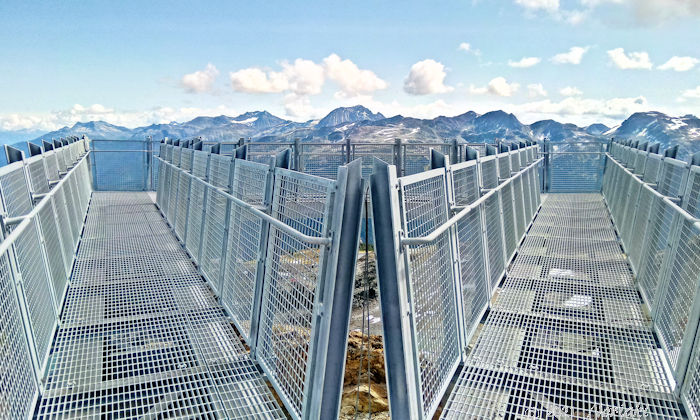 Elfin Lakes エルフィンレイクシェルター付近トレイルにある分岐点表示の画像