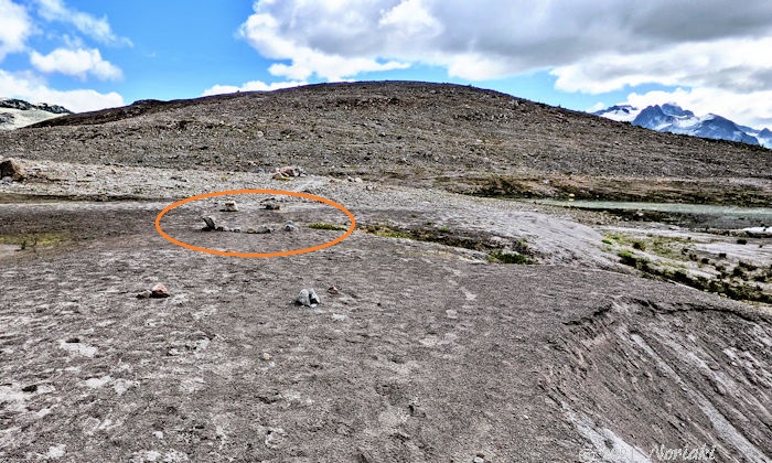 ハイカーたちがトレイルに石を置いた状況