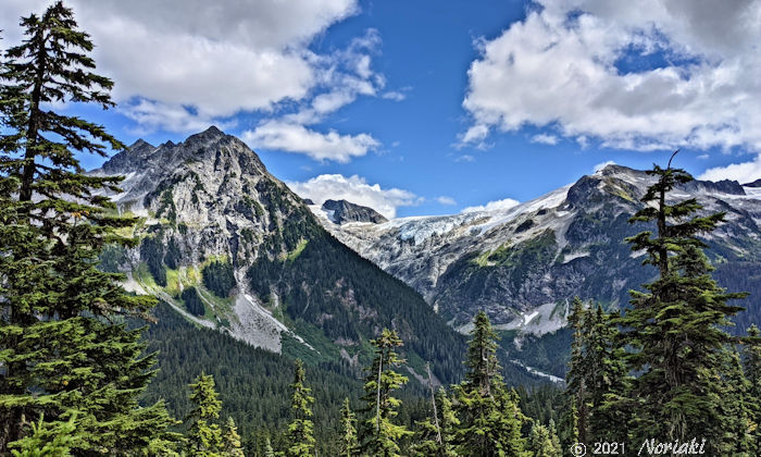 マムクアム氷原 Mamquam Icefiel とピラミッドマウンテンの景色