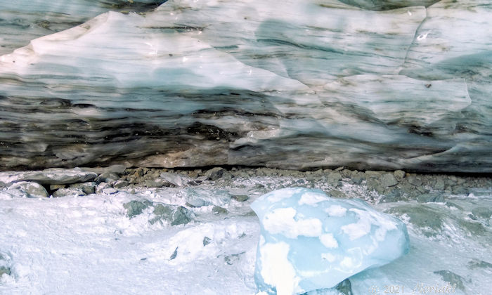 氷河洞窟の中から見える氷河の層が美しい画像２