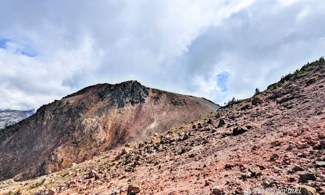 火山噴出物トレイルが続く景色