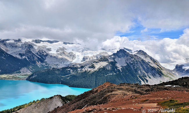 マウントプライスから見る三角形のガードマウンテンと左のスフィンクス氷河