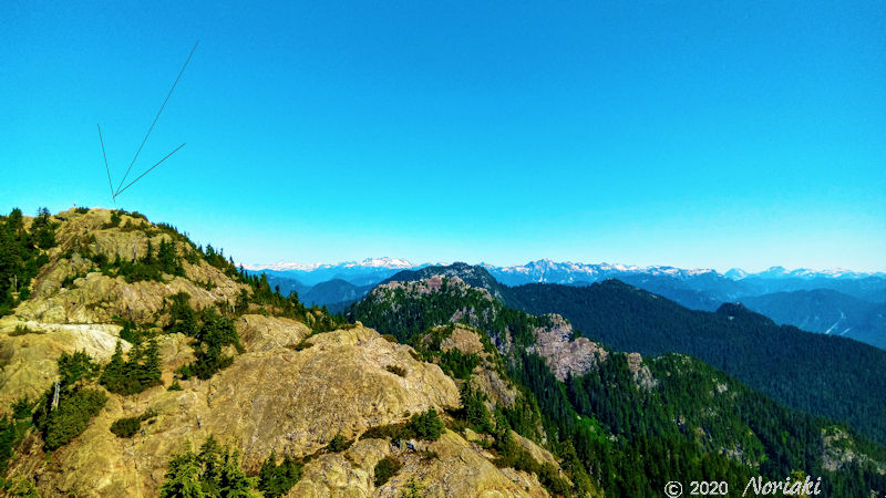セカンドピークからサードピーク（矢印）の景色
