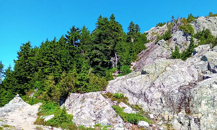 サードピークの岩場、どこがトレイルか分かり難く画像