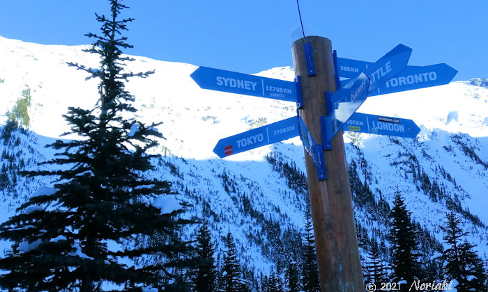 世界の主な街名、方向、そして距離表示板の画像