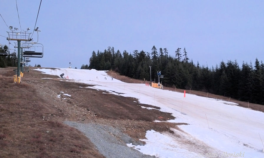 2015年2月4日グラウス山で雪が無くなったゲレンデの様子