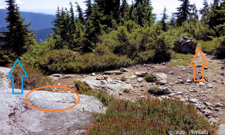 山頂から下を見るとペイントで（赤丸）EASY DOWN と書かれた岩の景色