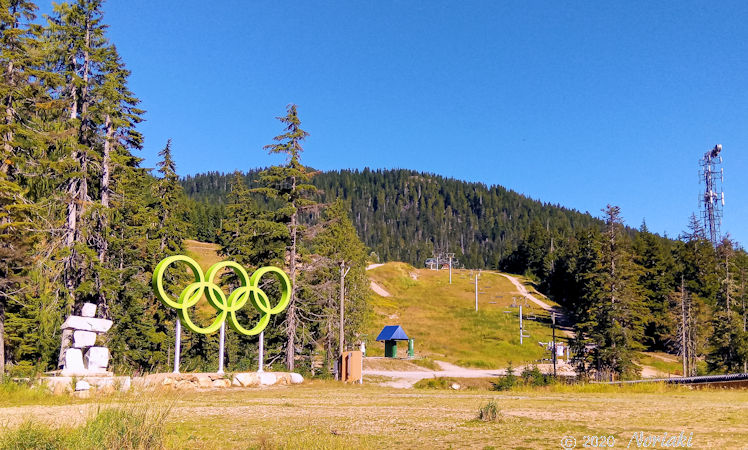 サイプレス山にあるオリンピックロゴとイヌクシュク