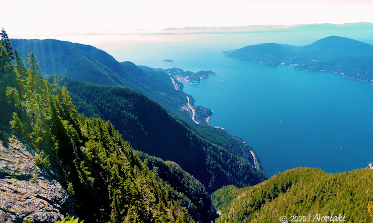 Saint Marks から南、Vancouver 方面の景色。Sea to Sky Hwy が良く見えます。