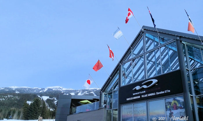 日本の国旗も見えるウィスラービレッジゴンドラ乗り場の画像