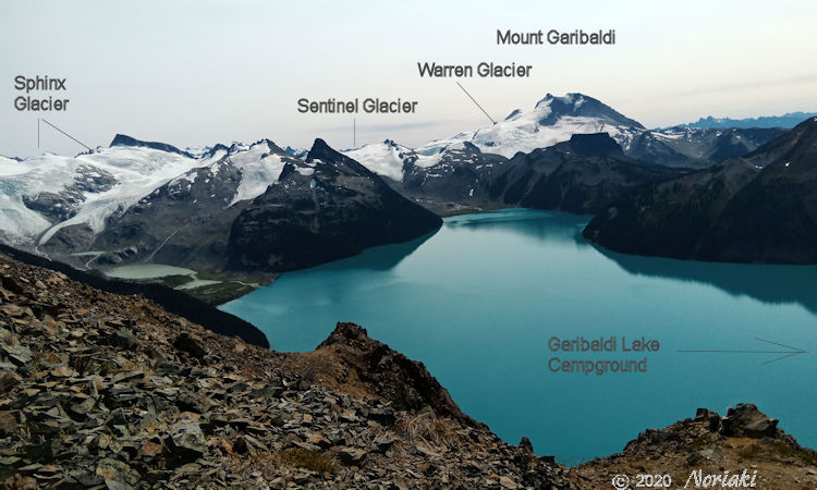 パノラマリッジ Panorama Ridge から望むガリバルディレイク Garibaldi Lake で、正面にガルバルディ山 Mount Garibaldi が見えます